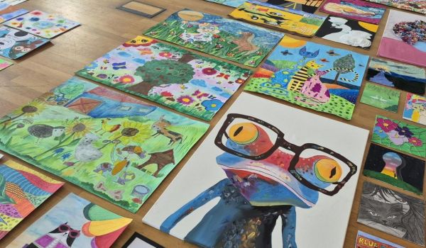 Wybór prac plastycznych podopiecznych Fundacji Urtica Dzieciom!